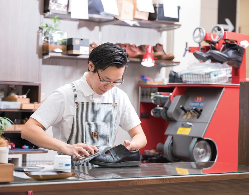 お気に入りの靴や革小物…、オシャレにこだわるアナタ♪革製品の様々なトラブルはプロのリペア職人におまかせ!