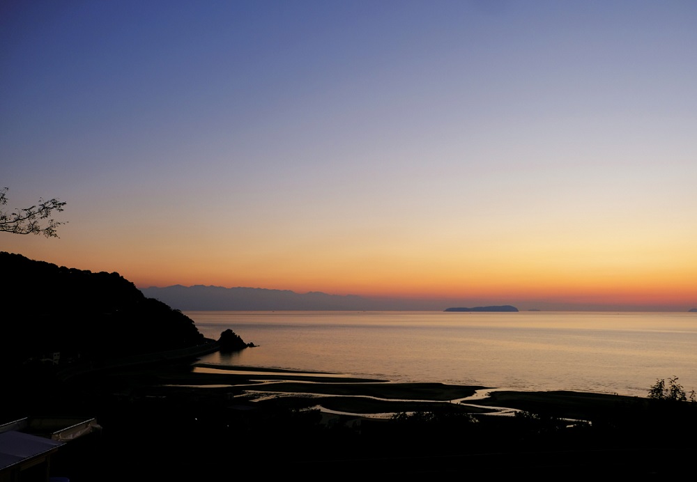 『NIO SUNSET PEAK』1日2組限定！父母ヶ浜を臨む丘に気軽にアウトドアを楽しめるキャンプサイトが登場