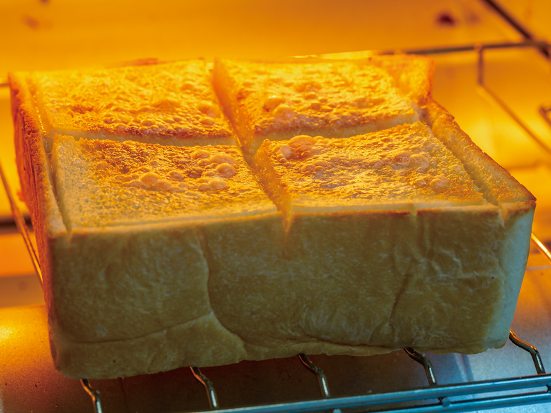 3段重ねのホットケーキにクリームとソースがたっぷり!ミックスベリーとキャラメルナッツからどうぞ