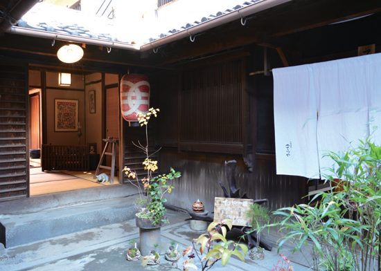 『お惣菜処 てつや』古民家をリノベーションした空間で美味しいお惣菜や食事を堪能