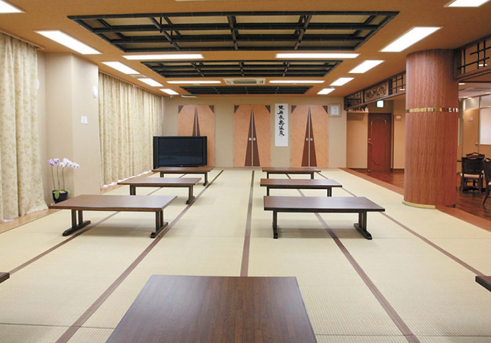 県内でも珍しい「温泉ソムリエ」常駐！高級感溢れる石貼りの露天風呂が好評