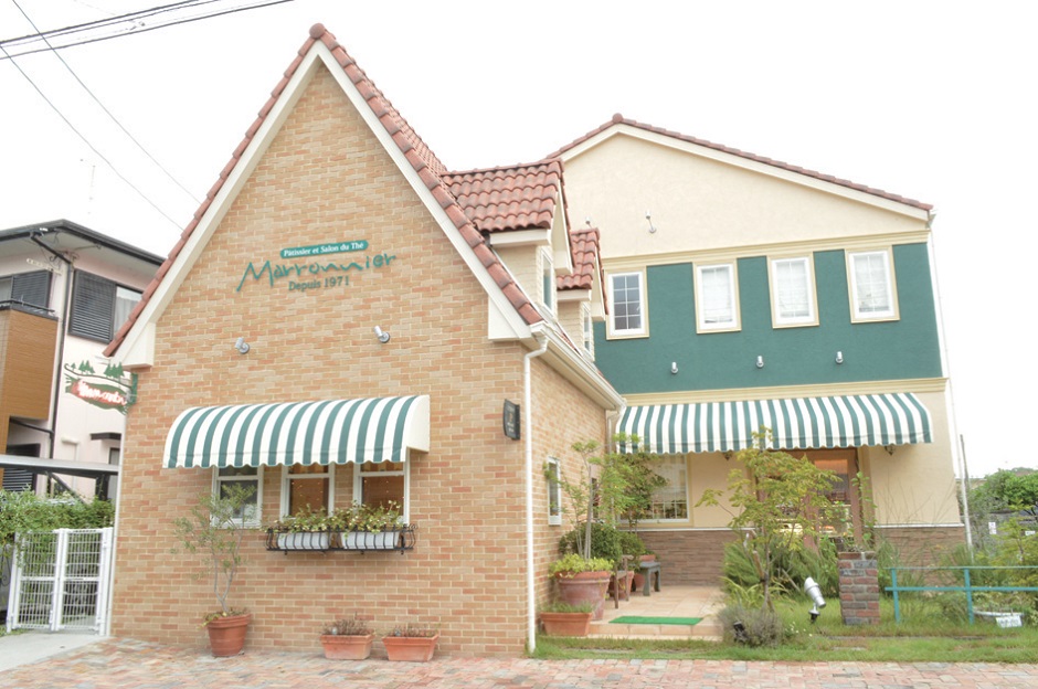 地元の人から愛される老舗菓子店アーモンドたっぷりのしっとりケーキ