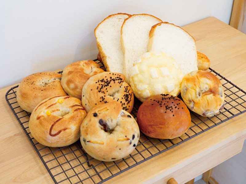 店主のこだわりパンをコーヒーとともに