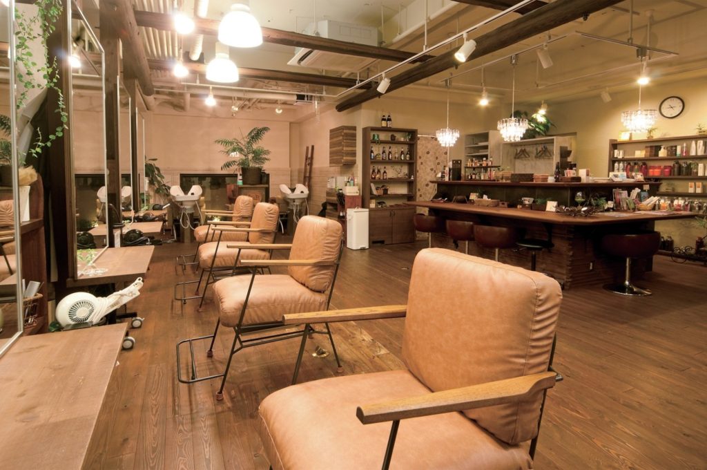 カフェ気分で寛げるサロンでトレンドもキレイも手に入れる！