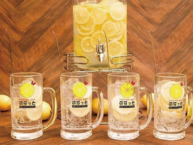 ビターで味わい深いレモンサワーが30分・390円で飲み放題
