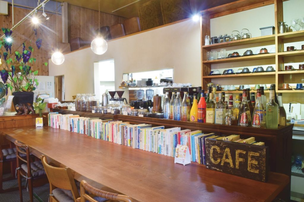 誰もが楽しめる本がラインナップ♪ゆったりと素敵な時間を楽しめるカフェ