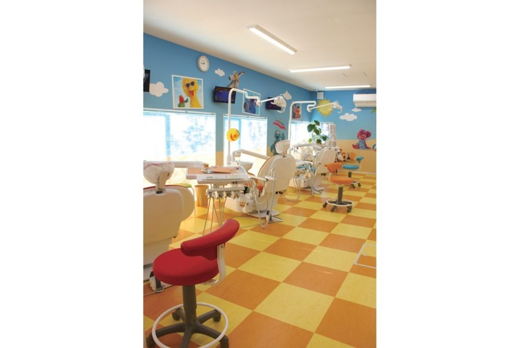 『ごうだおとなこども歯科』セサミストリートクリニックの監修医院！