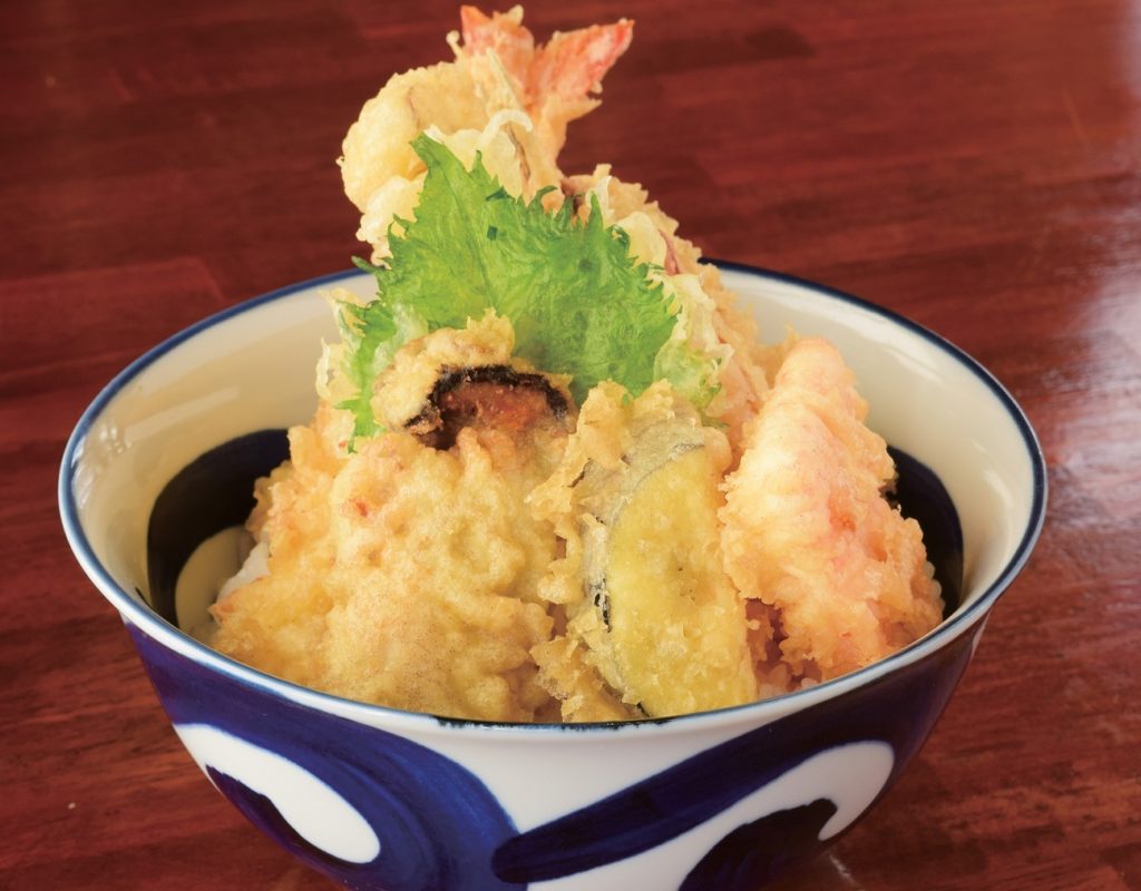 『あき山』旬の天ぷらが約10種類のった贅沢でボリュームのある天丼にがっつけ