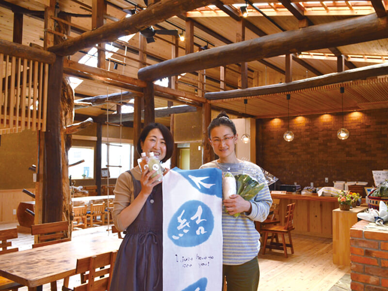 木の温かみ溢れる空間で食事を愉しむ