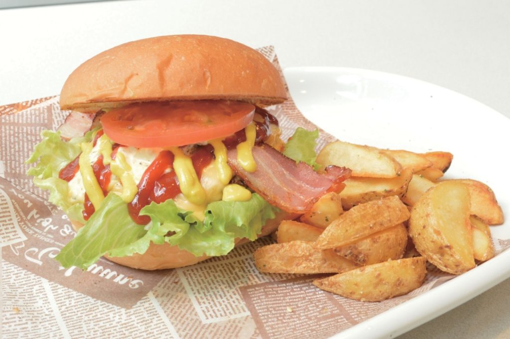 『ＳＡＮＴＡ　’　Ｓ　ＤＩＮＮＥＲ』子どもも大人も大好きなハンバーガー♪本場アメリカの美味しさを楽しんで