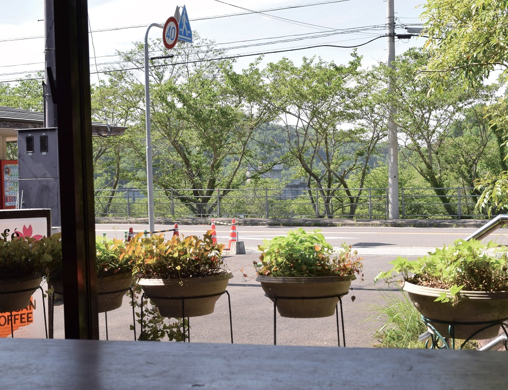 『オリーブ夢豚・讃岐黒豚料理ほしごえの里』オリーブ夢豚と野菜の旨味を“せき止め”た「前山ダム」を模した香川初のダムカレー