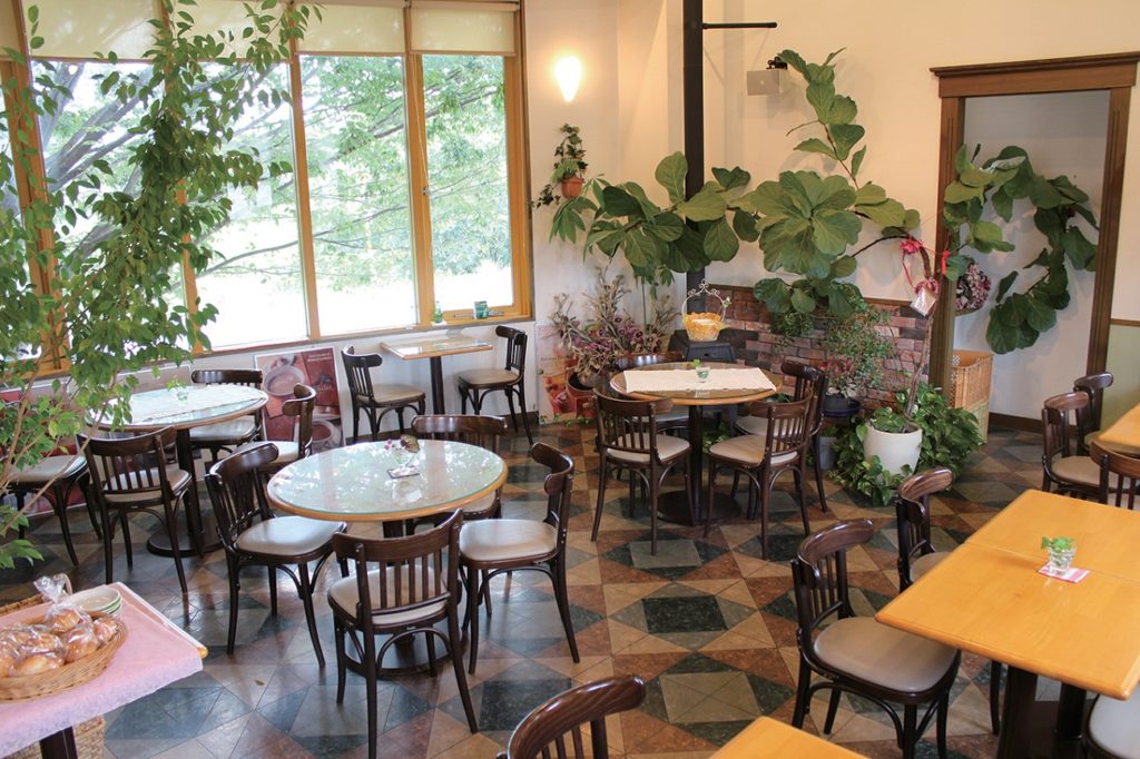 『ベーカリー＆カフェ　レッドフォックス』落ち着いた雰囲気ののカフェが併設されたパン屋さん♪丁寧に焼き上げたパンはティータイムにピッタリ！