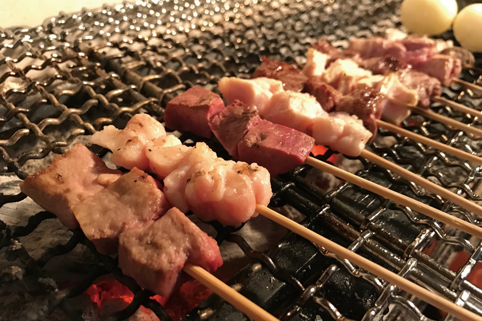 『串焼きホルモン 壽』新鮮ホルモン15種類を炭火焼きの串焼きで堪能