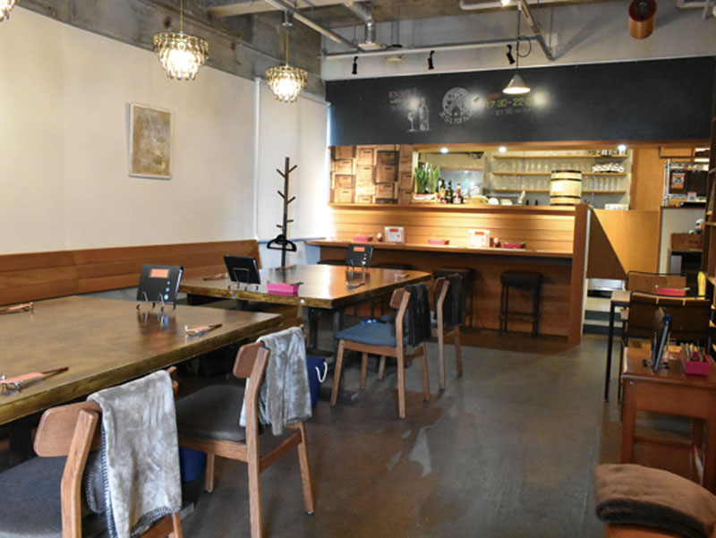 ゆったりとお酒を楽しむことができるワイン酒場