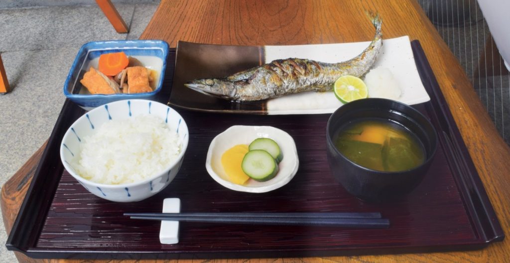 炭火で焼く魚はふっくらジューシー！ホッと落ち着く空間で至福のランチ
