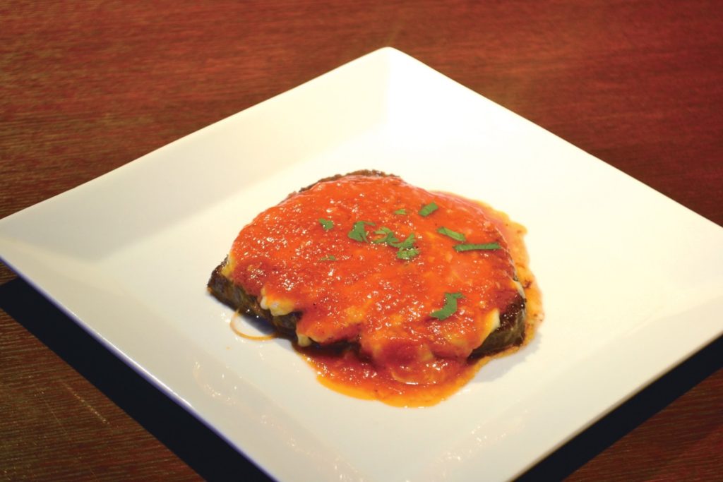 『pitchouli tei』チーズ＆トマトが旨味を引き立てる上質な赤身肉を贅沢に味わう一皿