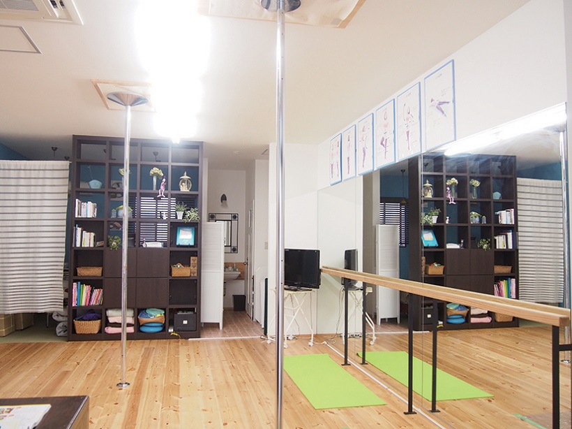 話題のポールダンスのレッスンが受けられる