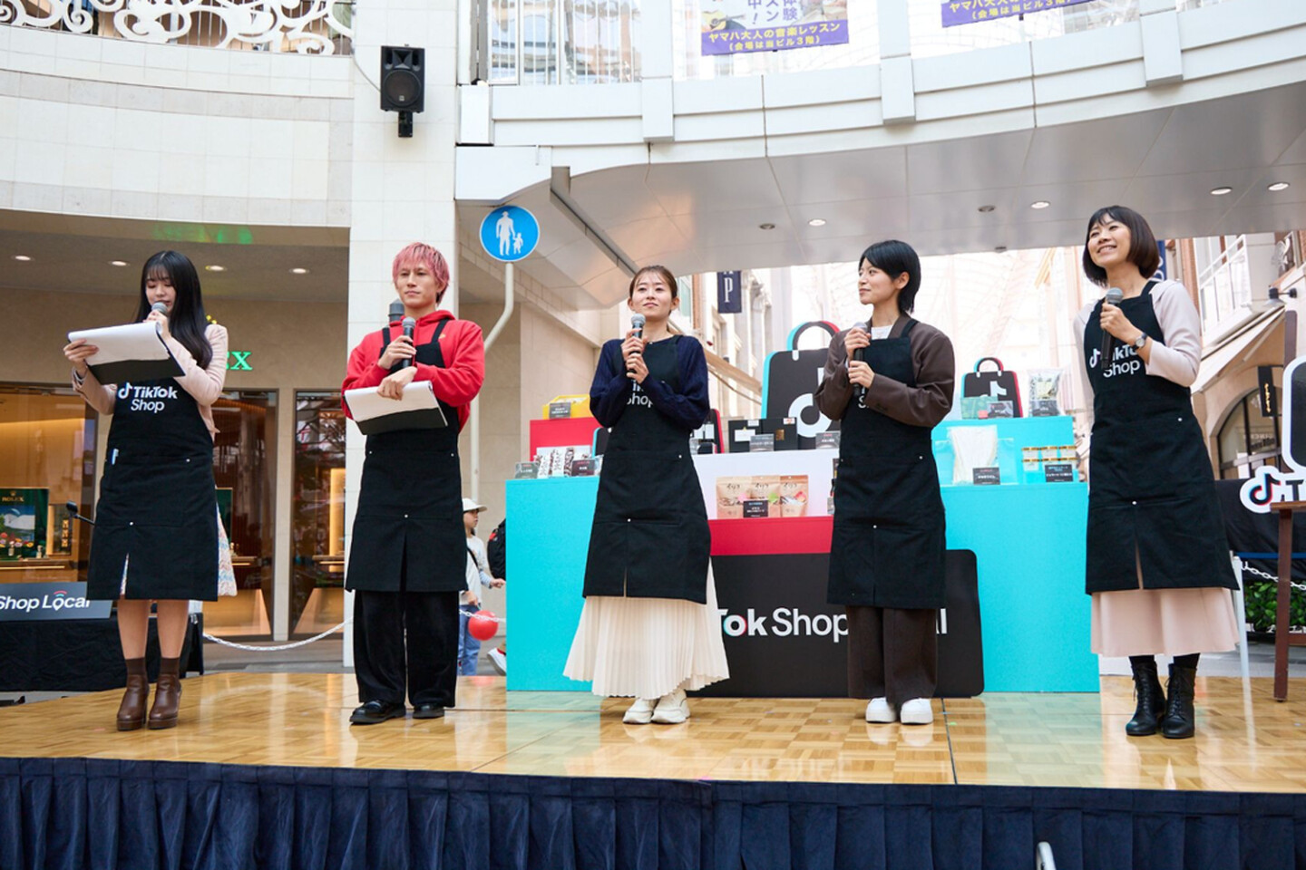 左から、遠坂めぐ(えんさかめぐ)、オムライス兄さん/Omurice Boy、大家彩香、DAsena、宮宇地美穂