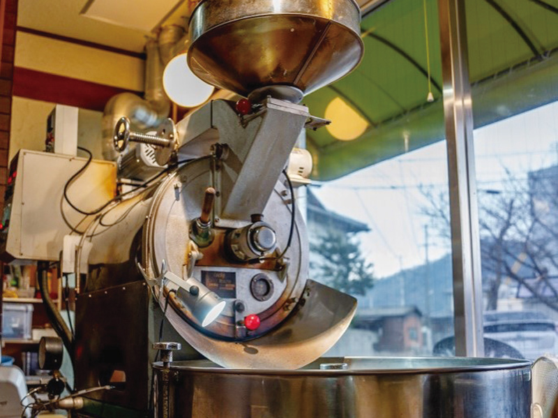 『焙煎珈琲 胡桃』一杯のコーヒーの奥深さを追求した「マイスターのコーヒー豆」と雑味を抑える丁寧な「胡桃流ハンドドリップコーヒー」の店。【香川県高松市鶴市町】