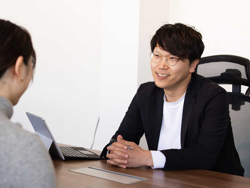 マンツーマンで相談している男性