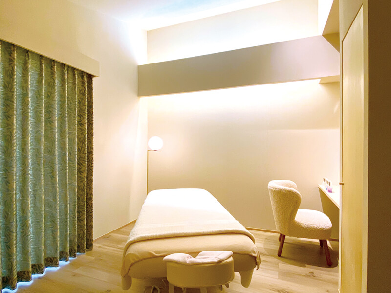 頭の中を洗ったかのような爽快感を感じられる施術！整形級の小顔調整！