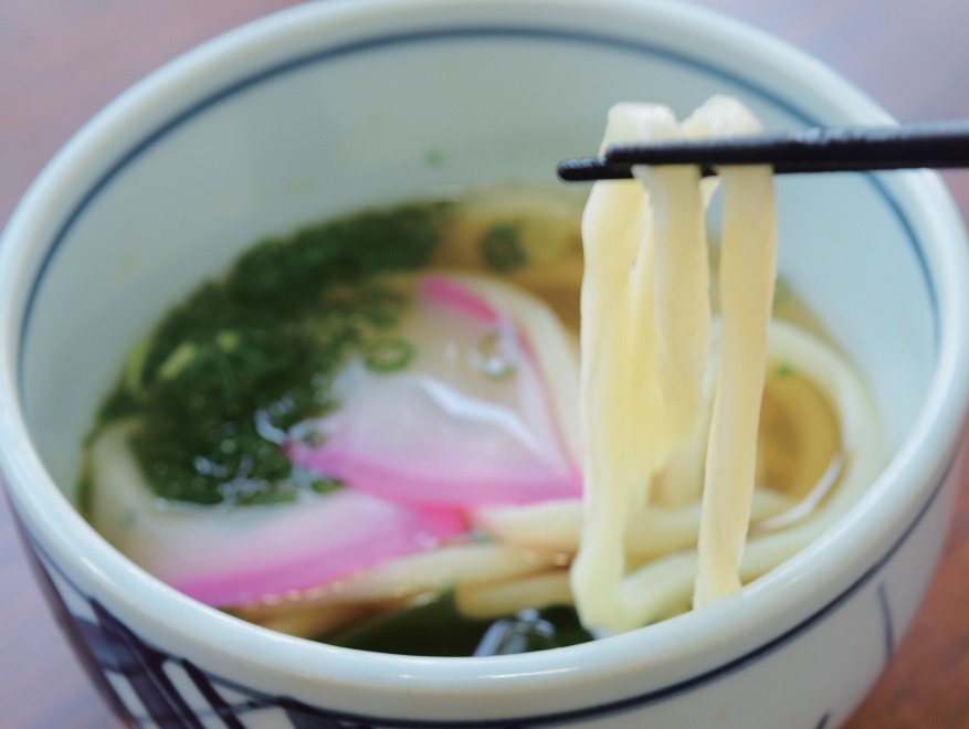 『手打ちうどん まんりょう』こだわりの手打ち麺がお得に味わえる！日替わりのおかずと小鉢が付いた満腹セット