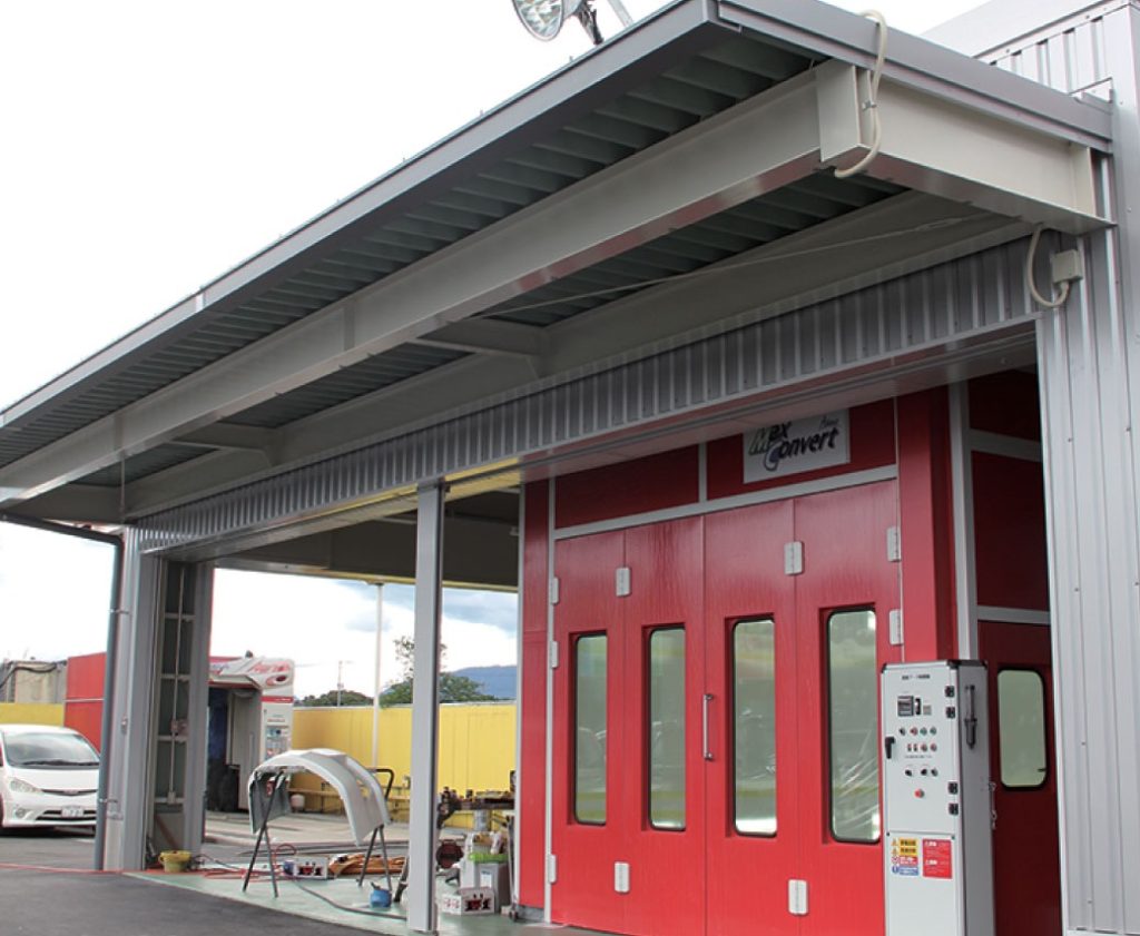 お買い得車専門店に鈑金・塗装ブースが登場！！