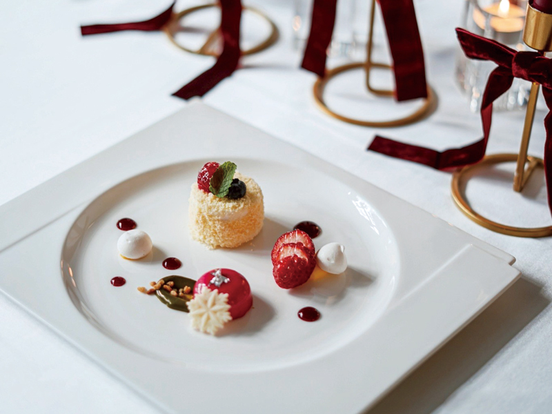 『LLOYDS GRAND MAISON　ロイズグランメゾン』深紅の灯りが導く、忘れられない聖夜。LLOYDS GRAND MAISON「Classic Christmas」。【香川県高松市瓦町】