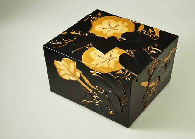 終了しました。開催中～10月21日（日）『高松市美術館開館30周年記念特別展 音丸耕堂展-華麗なる彫漆世界』漆による色彩の表現領域を格段に広げ観る者を魅了し続ける音丸耕堂の世界