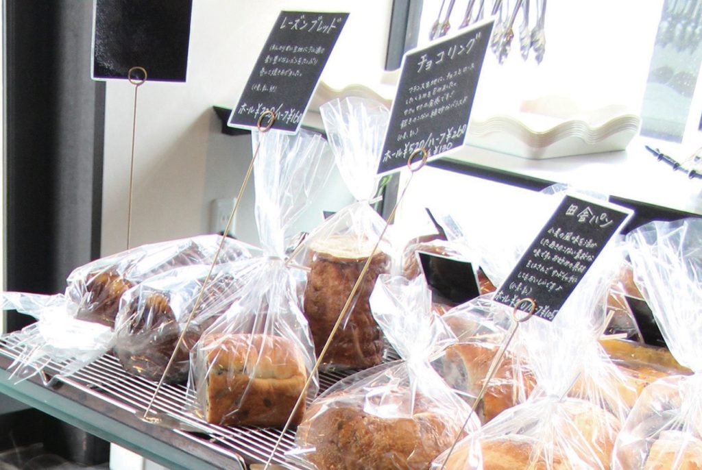 『カトルセゾン』お子さまも食べやすいソフトパンが充実♪外観もパンの並べ方も可愛いお店！