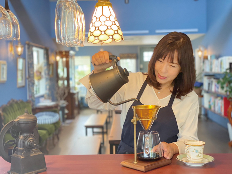 絵画の中に入り込んだような素敵な空間で金曜にのみOPENする癒しのカフェ