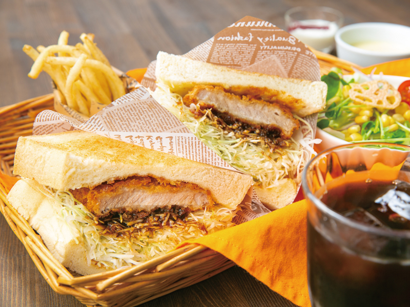 木の温もりを感じる落ち着いた店内で焼きたての絶品サンドに舌鼓