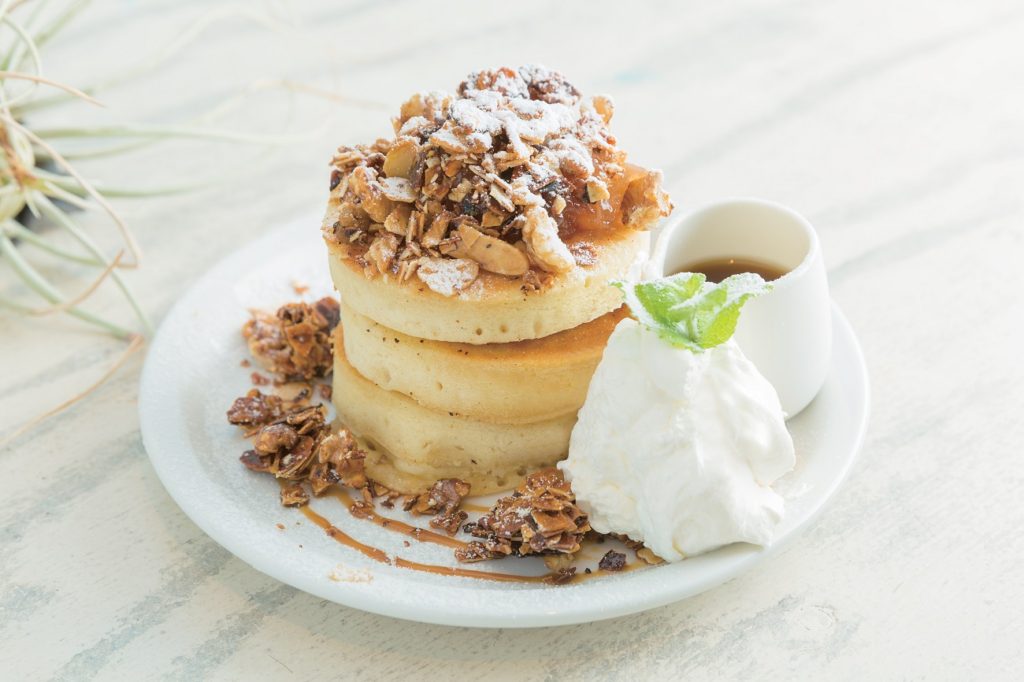 のどかな田園地帯に現れる白壁が目を引く人気カフェ