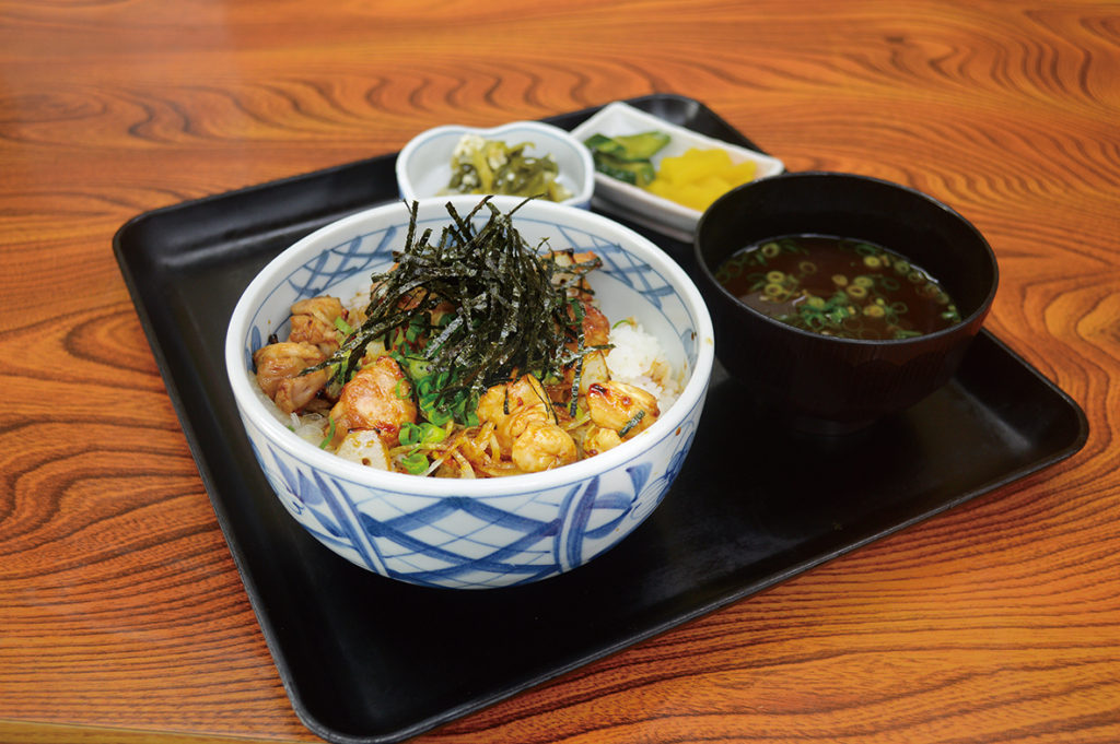 瀬戸赤どりを使用した地元食材の料理