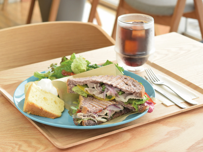 瀬戸内海を望む絶景カフェで心休まるひと時を