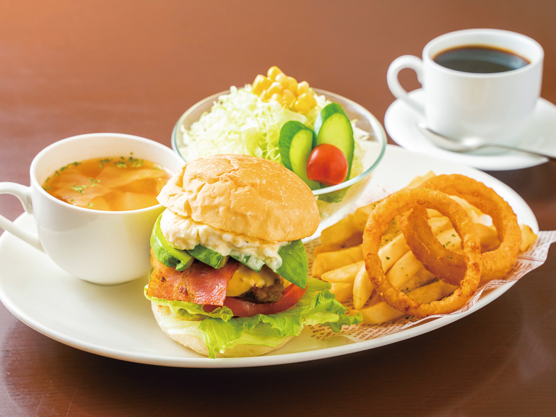 こだわりのバーガーメニュー大充実!! フルーツたっぷりスイーツも♪