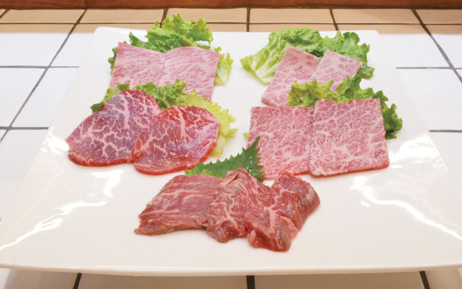 『炭火焼肉　路地裏』国産Ａ５ランクの極上肉を味わう野菜たっぷりピリ辛鍋