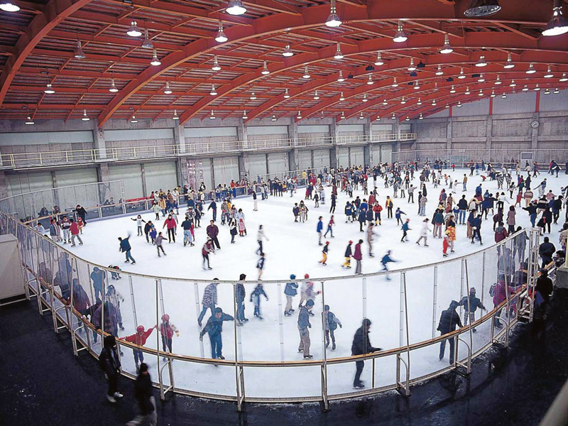 温泉、食事、アイススケートと親子で1日中遊べる、人気スポット！