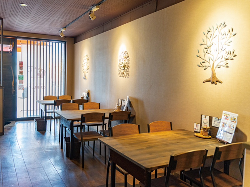 木の温もりを感じる落ち着いた店内で焼きたての絶品サンドに舌鼓