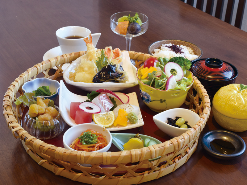 鮮やかな御膳が人気のお店が移転OPEN