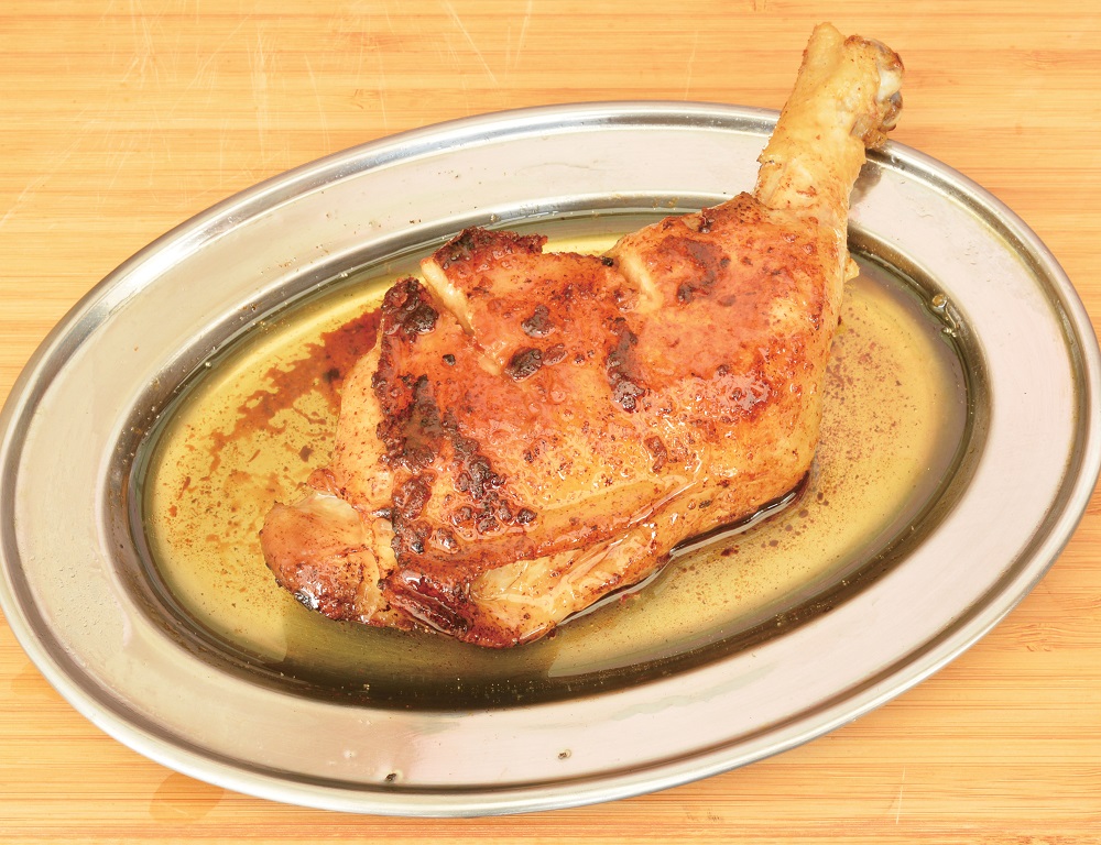 『ばばfoodセンター』地元の人々が愛す”ばばの骨付鳥”塩と胡椒の絶妙な味付けを堪能！