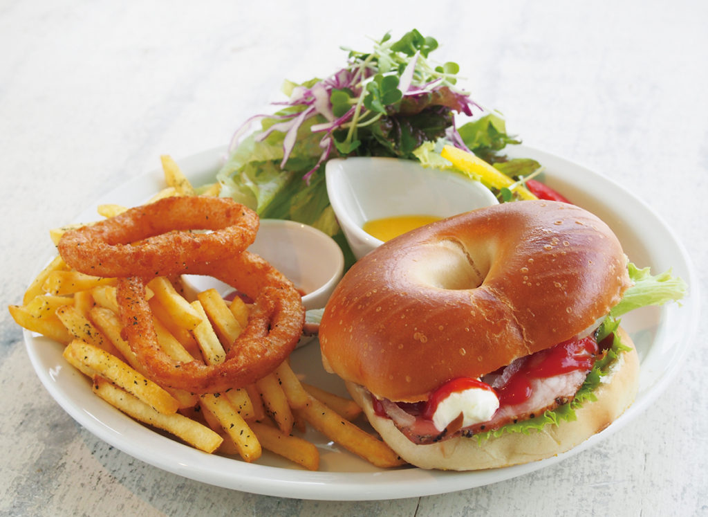 のどかな田園地帯に現れる白壁が目を引く人気カフェ