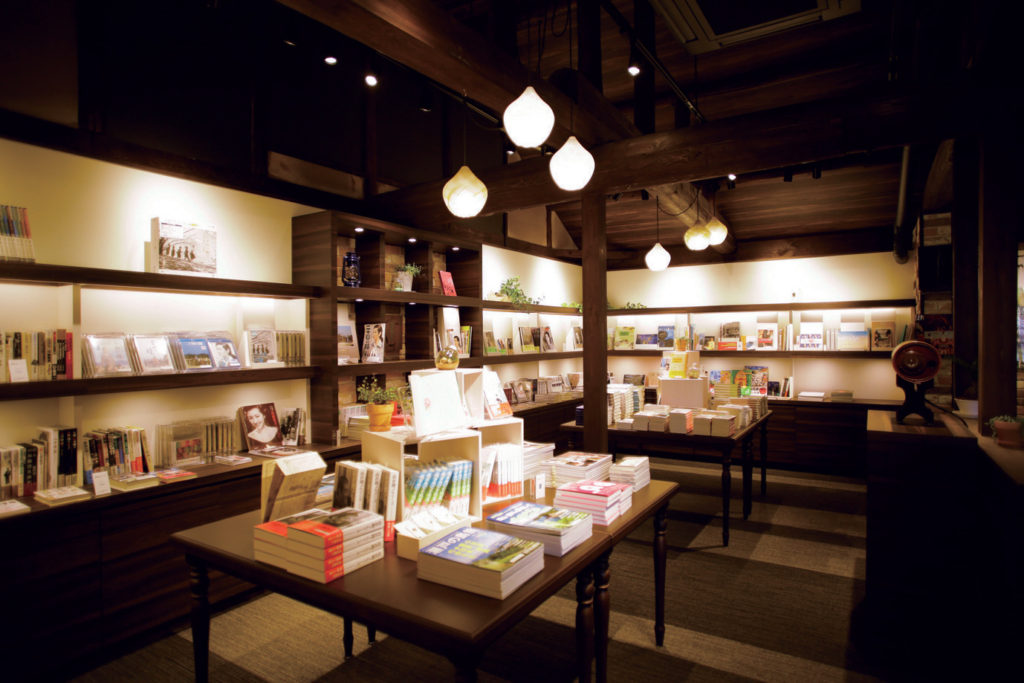 自然とアートを体感できるブックカフェ♪