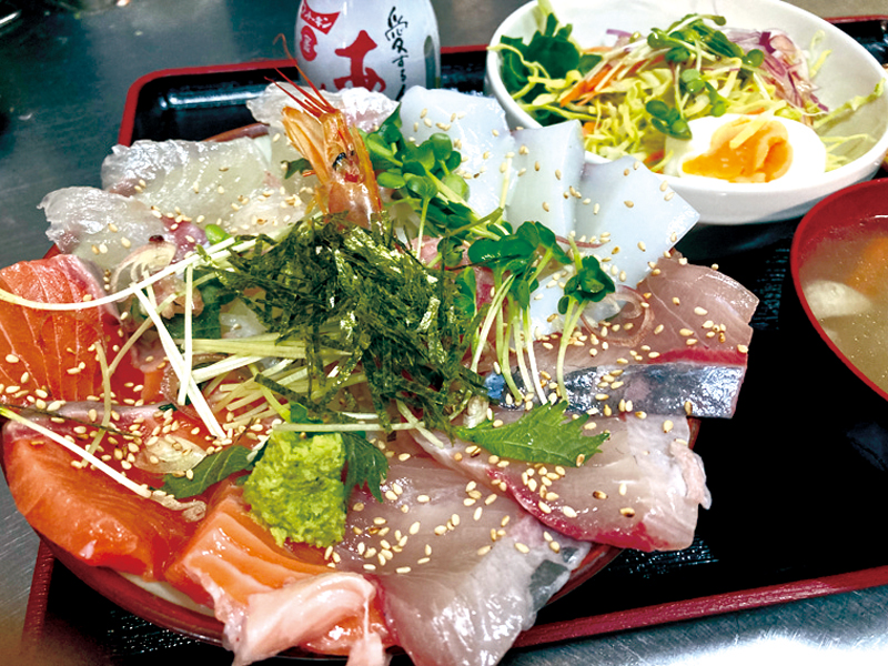 お昼は定食、夜は居酒屋に！