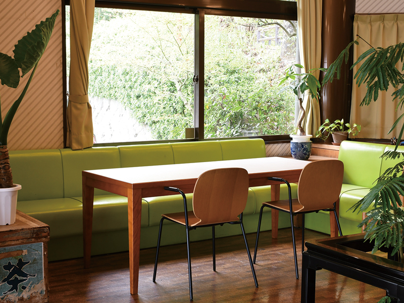 緑を感じる窓際の席