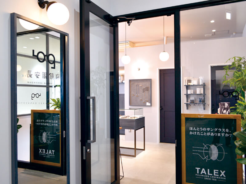 海が見えるカフェのようなメガネ店で自分だけの一点を