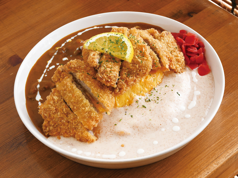 国産豚のヒレカツのせタラコクリームとカレーのWソース