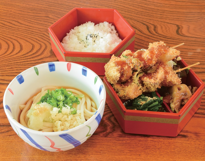 『さぬきうどん ばら本陣』自家製太麺のうどんとセットでお得！平日限定の日替わり弁当を見逃すな！