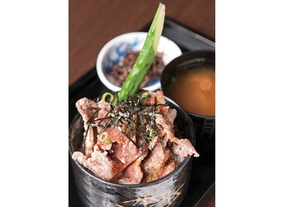 『Caféシネマ倶楽部』小豆島産もろみの旨味が際立つカリカリ豚の食感が楽しいご当地グルメ