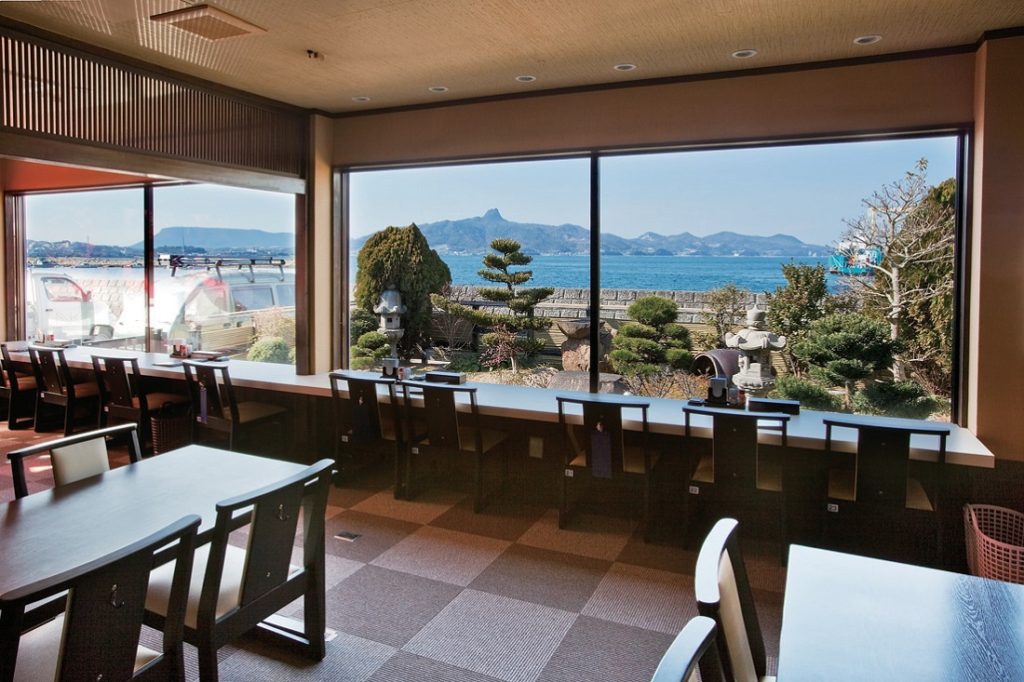 海沿いの最高のロケーションで海鮮料理を